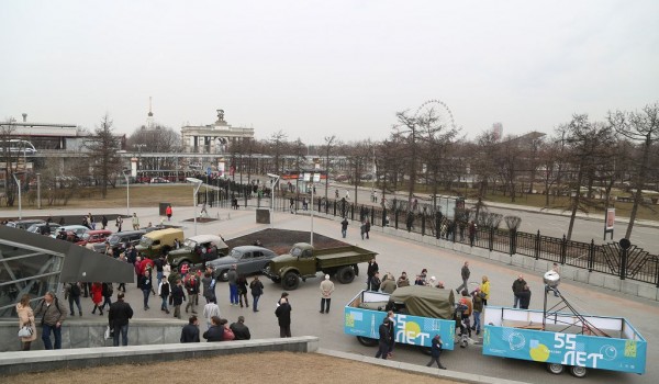 Выставка ретроавтомобилей около Музея космонавтики