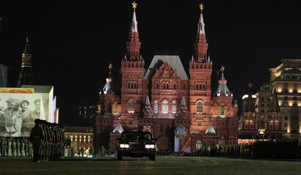 Ночная репетиция парада Победы на Красной площади в Москве