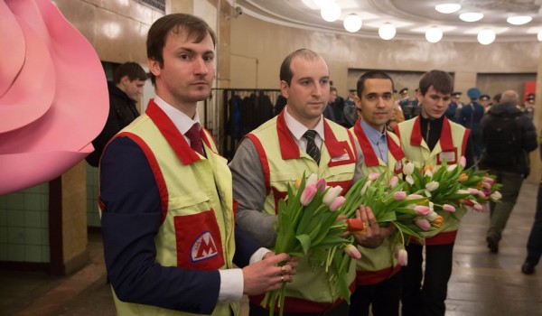 Поздравление с 8 марта на станции метро "Комсомольская" 