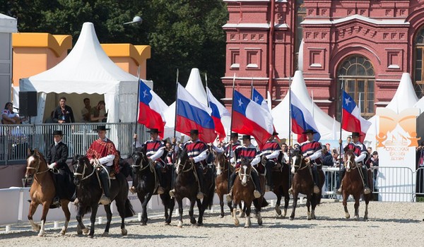 Выступление конного коллектива «Escuadra Ecuestre de Palmas de Peñaflor» на фестивале «Спасская башня-2017» 