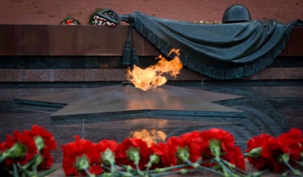 Члены правительства Москвы возложили венки к Могиле Неизвестного Солдата в День памяти и скорби