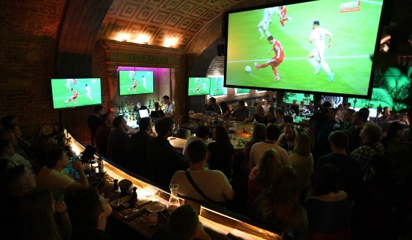 В Москве порядка 5 тыс кафе и спортбаров показывают трансляции матчей ЧМ