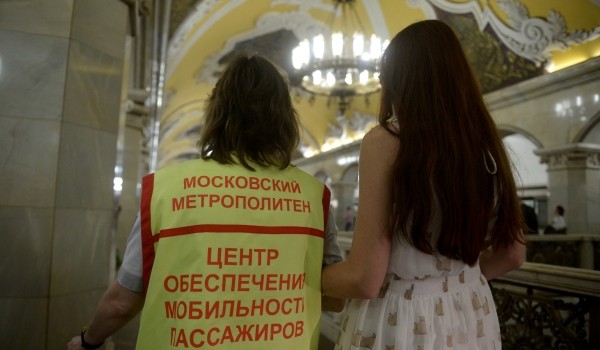 Более 1.3 тысячи пассажиров-колясочников в метро воспользовались с января помощью ЦОМП