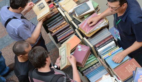 Москвичей научат реставрировать книги и переплетать их по-японски на фестивале «Букинист»