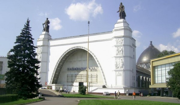 Около 30 000 школьников и пенсионеров бесплатно посетили новейший центр "Космонавтика и авиация" на ВДНХ