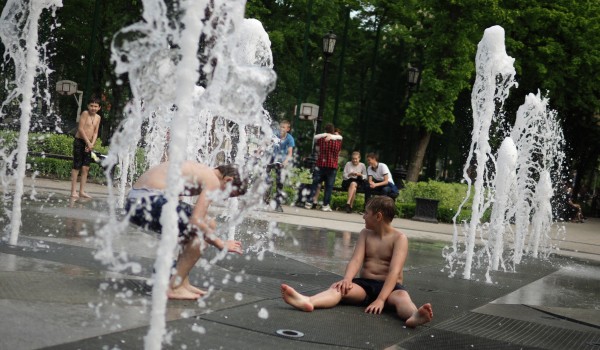 В парке «Ходынское поле» запустили сухой фонтан из 245 струй