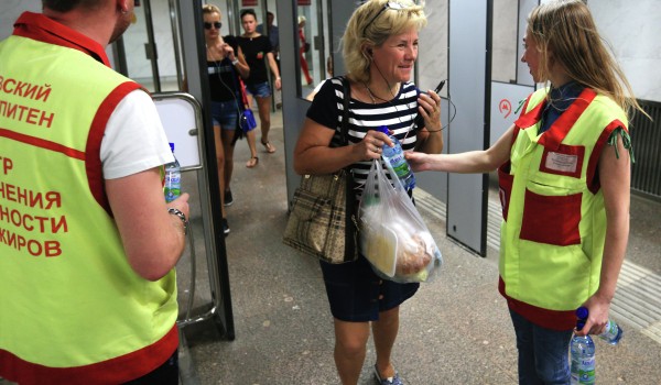 Свыше 2 тыс. бутылок воды раздали пассажирам за выходные на станциях столичного метро и МЦК из-за жары