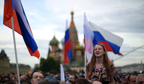 Москву украсят 500 тематических плакатов ко Дню флага России