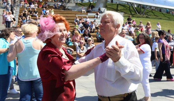 Пенсионеры смогут посещать концерты и занятия йогой в парке «Зарядье»