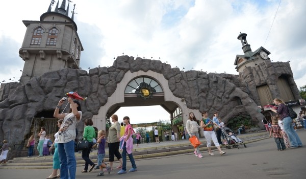 Сезон летних вечерних экскурсий в Московском зоопарке продлят