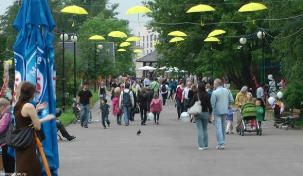 Ко Дню города парк искусств "Музеон" подготовил театрально-концертную программу