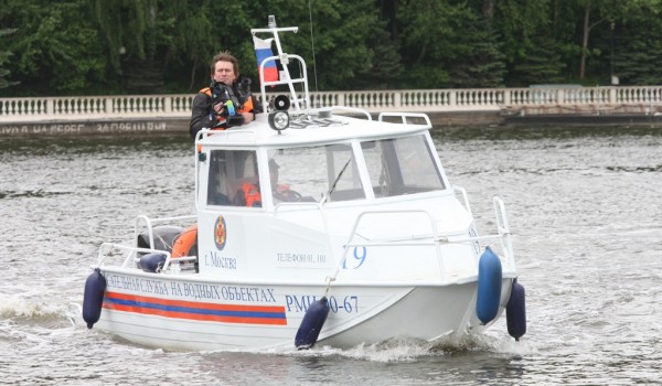 Ежедневно на водных объектах Москвы в летнем сезоне дежурили более 80 спасателей ведомственных и общественных спасательных постов