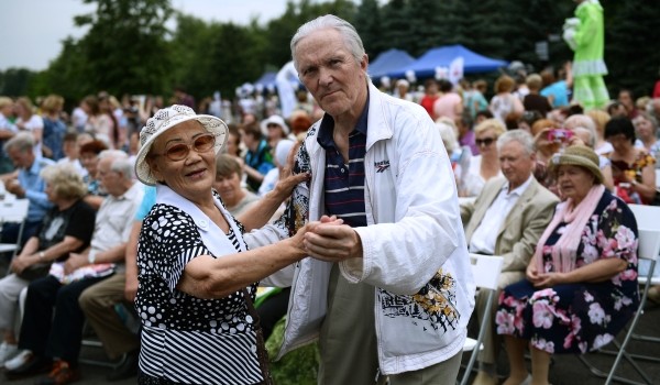 Международный день пожилых людей в 12 столичных парках