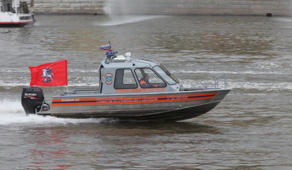 Ежедневно на водных объектах города Москвы в летнем сезоне обеспечивали безопасность людей более 120 спасателей и сотрудников ГИМС МЧС России