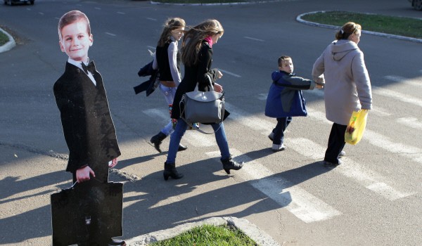 Предупреждающие горожан надписи появятся еще на 35 пешеходных переходах столицы