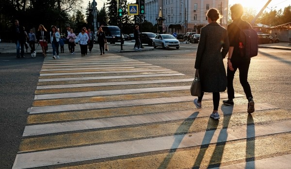 Еще на 35 пешеходных переходах появились надписи о правилах безопасности на дорогах