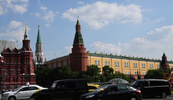 Движение автотранспорта по Моховой улице частично ограничат из-за проведения Mercedes-Benz Fashion Week Russia