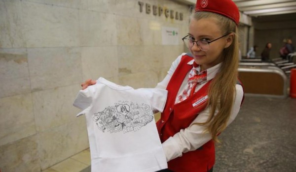 Детские футболки-раскраски поступили в продажу на стойки «Живое общение» в метро
