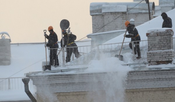Свыше 4 тыс. бригад задействуют в уборке скатных крыш в столице в зимний период