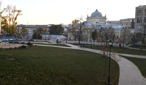 В парке «Вагоноремонт» на севере города приступили к высадке деревьев и кустарников