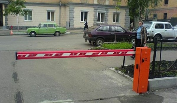 В Кузьминках демонтировали незаконный шлагбаум