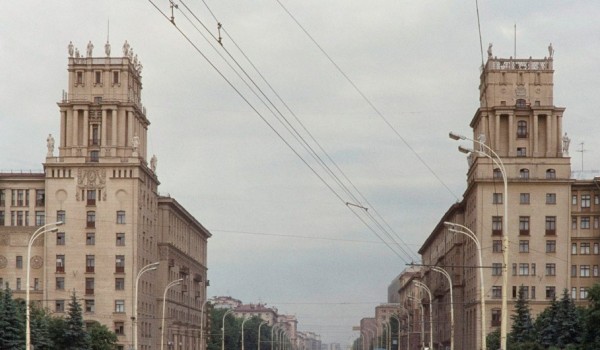 Скульптуры на площади Гагарина подготовили к реставрации