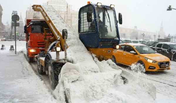 Порядка 7 тыс. единиц техники убирают снег в Москве
