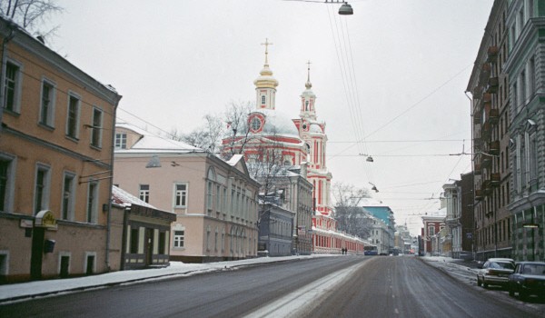 Движение транспорта на участке ул. Краснопрудная ограничат 8 декабря из-за киносъемок