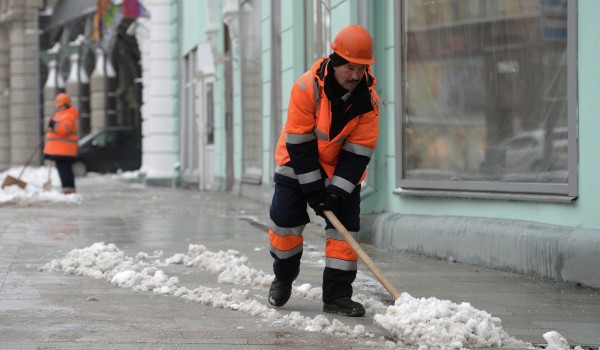 В Марьино для уборки снега этой зимой задействуют более 350 дворников