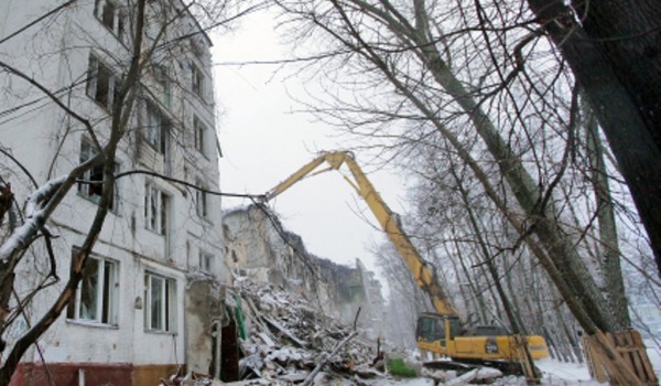 В ЮЗАО демонтировали незаконную мансарду на крыше и пристройку к административному зданию