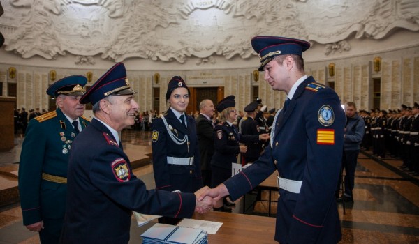 Более 300 будущих полицейских получили дипломы накануне Дня защитника Отечества