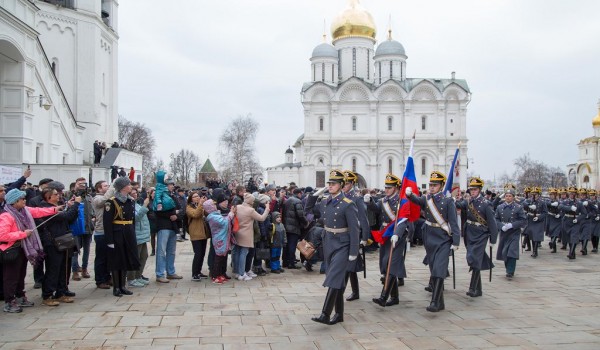 Церемония развода пеших и конных караулов Президентского полка на Соборной площади