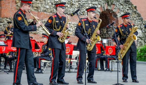 Сезон концертов «Военные оркестры в парках» открывается 18 мая в Александровском саду