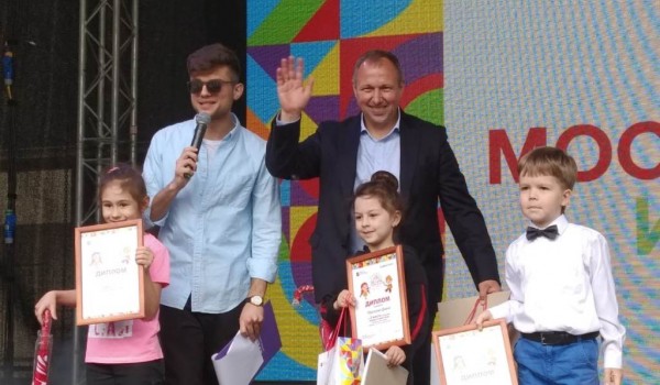 В парке "Зарядье" наградили победителей и призеров конкурса детского рисунка "Москва-для жизни, для детей"