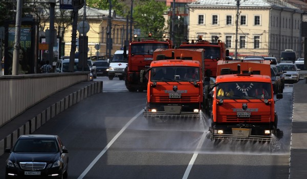 Коммунальные службы столицы перешли на особый режим работы из-за жары и поливают дороги каждые два часа