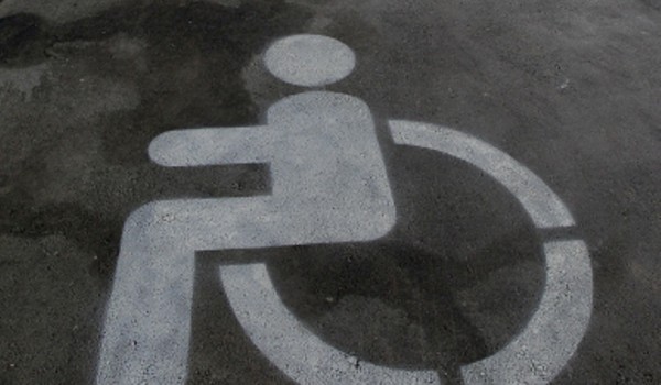 Более 950 машиномест для инвалидов будет обустроено в столице в 2019 году