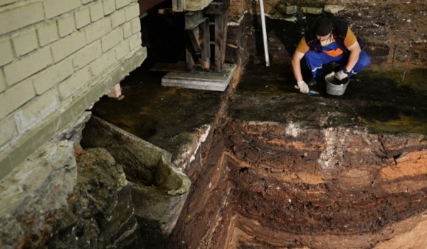 В Южном Медведково археологи нашли фрагмент старинного надгробия