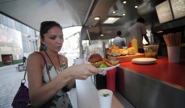 За три часа гости «Бургерфеста» в Парке Горького съели 20 тысяч  бургеров