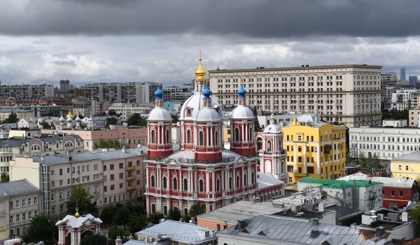 Прохладная погода и до 18 градусов ожидается в Москве в первые выходные августа