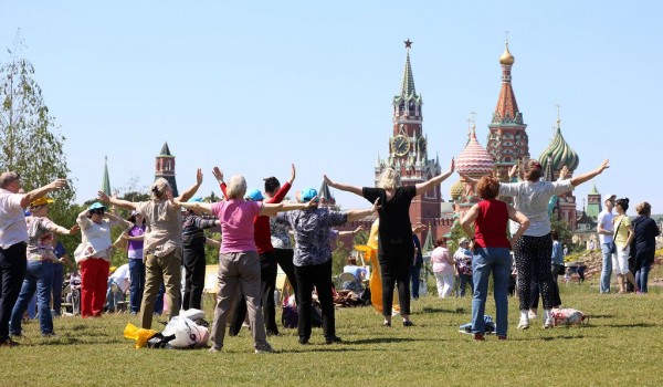 Парк «Зарядье» приглашает москвичей старшего возраста на фестиваль «Зарядись долголетием»