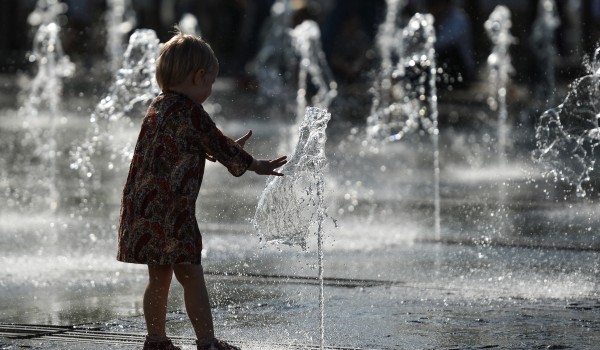 Столичные парки приглашают отдохнуть в жару вблизи «сухих» фонтанов
