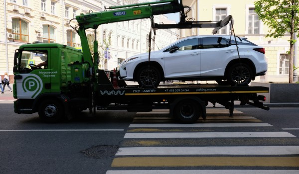 Свыше 900 автомобилей с мощными двигателями эвакуировали в столице за неправильную парковку за лето