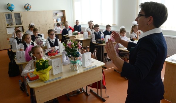 Собянин вручил почетные знаки «Заслуженный учитель города Москвы»