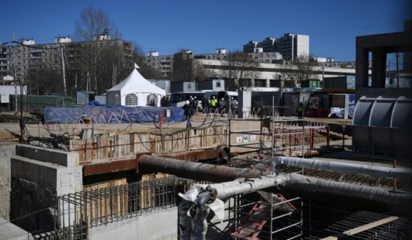 Благоустройство территории вокруг четырех станций Некрасовской линии метро завершится до конца года