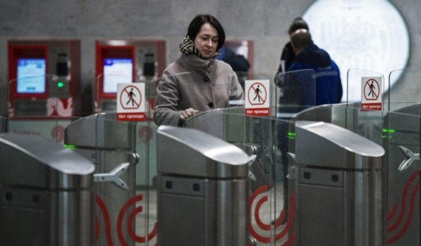 В метро Москвы запустили оплату проезда на турникетах картами UnionPay
