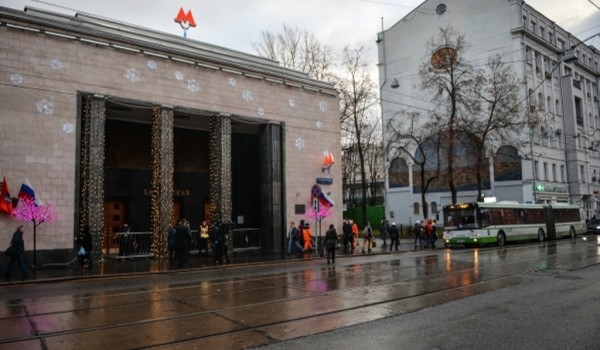 Незаконный торговый комплекс демонтировали у метро Бауманская