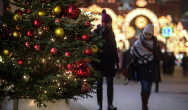 На Манежной площади идут работы по монтажу и украшению главной елки фестиваля «Путешествие в Рождество»