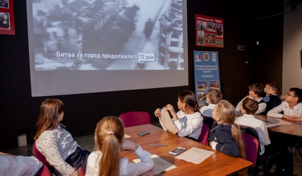 Письма ветеранам написали московские школьники в Музее Победы