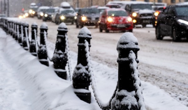 Автомобилистов призывают пользоваться метро из-за снегопада и гололеда