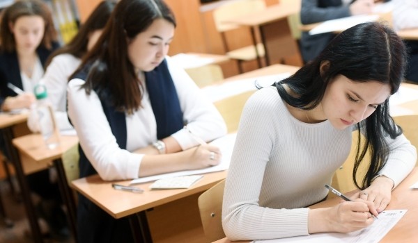 Более 63 тысяч выпускников московских школ написали итоговое сочинение  4 декабря